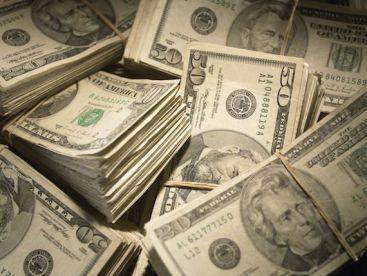 Dolarul a atins un nou record, iar referinta BNR pentru euro este sub cotatia din piata