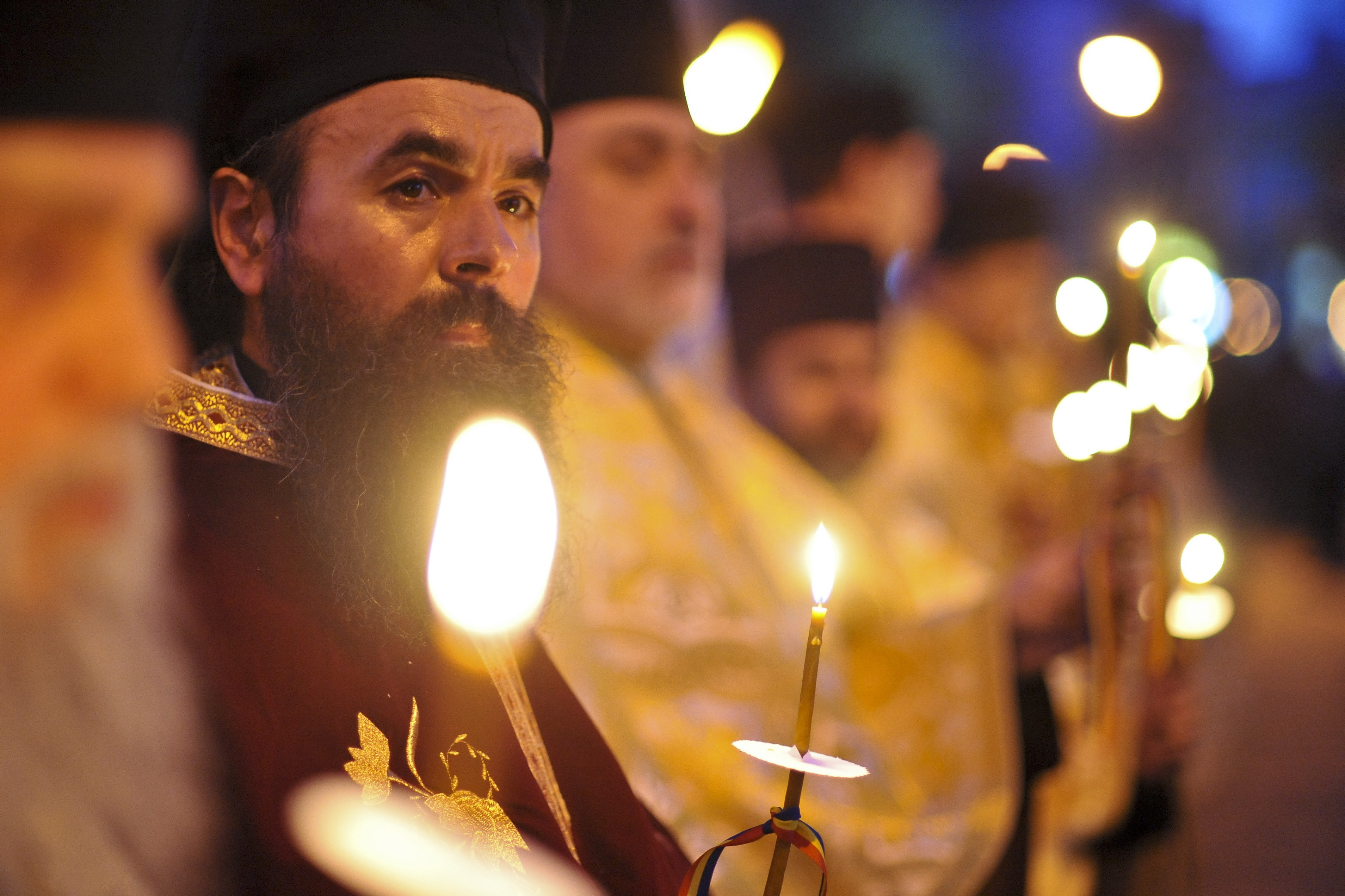 Initiativa parlamentara: Clericii, SCUTITI de impozite pe venit. Cati bani ar PIERDE statul