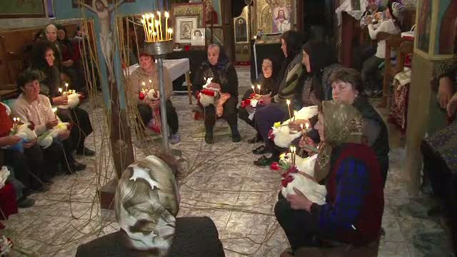 Imaginea zilei din adevarata localitate Fierbinti: femei cu cate un cocos alb in brate, la biserica