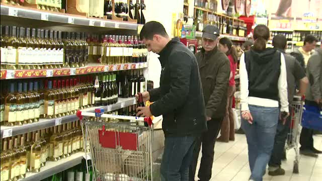 Cumparaturile, bucuria barbatilor. Scapati de ochii sotiilor, si-au facut provizii de bautura