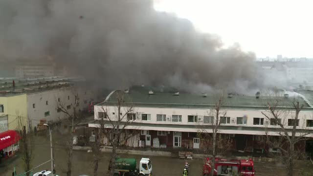 Un incendiu violent a facut scrum 2.000 de metri patrati dintr-un complex comercial din Iasi