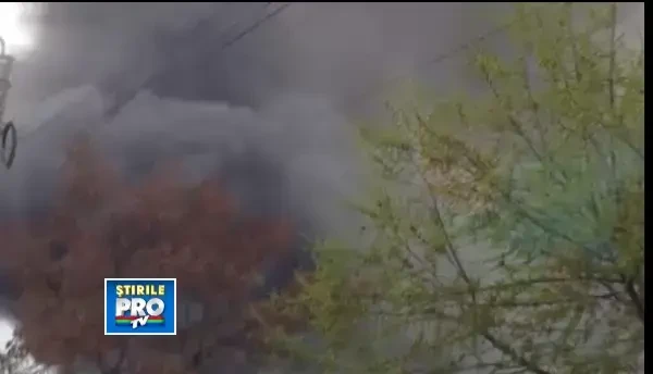 Incendiu devastator in Iasi. Un centru comercial arde de mai bine de 12 ore. Doi pompieri, raniti