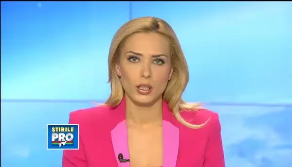 Imaginea zilei din adevarata localitate Fierbinti: femei cu cate un cocos alb in brate, la biserica