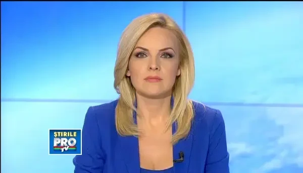 Imaginea zilei din adevarata localitate Fierbinti: femei cu cate un cocos alb in brate, la biserica