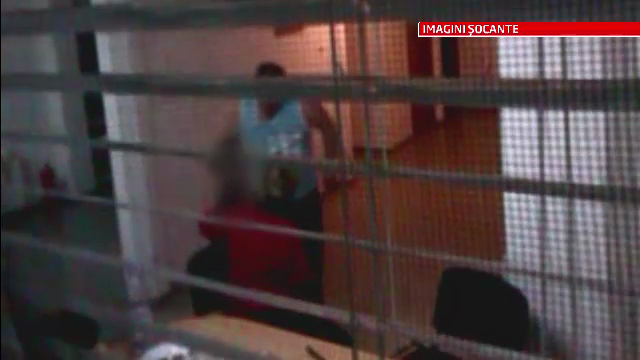 IMAGINI SOCANTE: Platiti de stat sa ingrijeasca un copil, asistentii sociali il strivesc in bataie