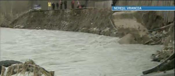4.000 de oameni, izolati de neglijenta autoritatilor. Un drum de 1 milion de EUR/km, distrus de ploi
