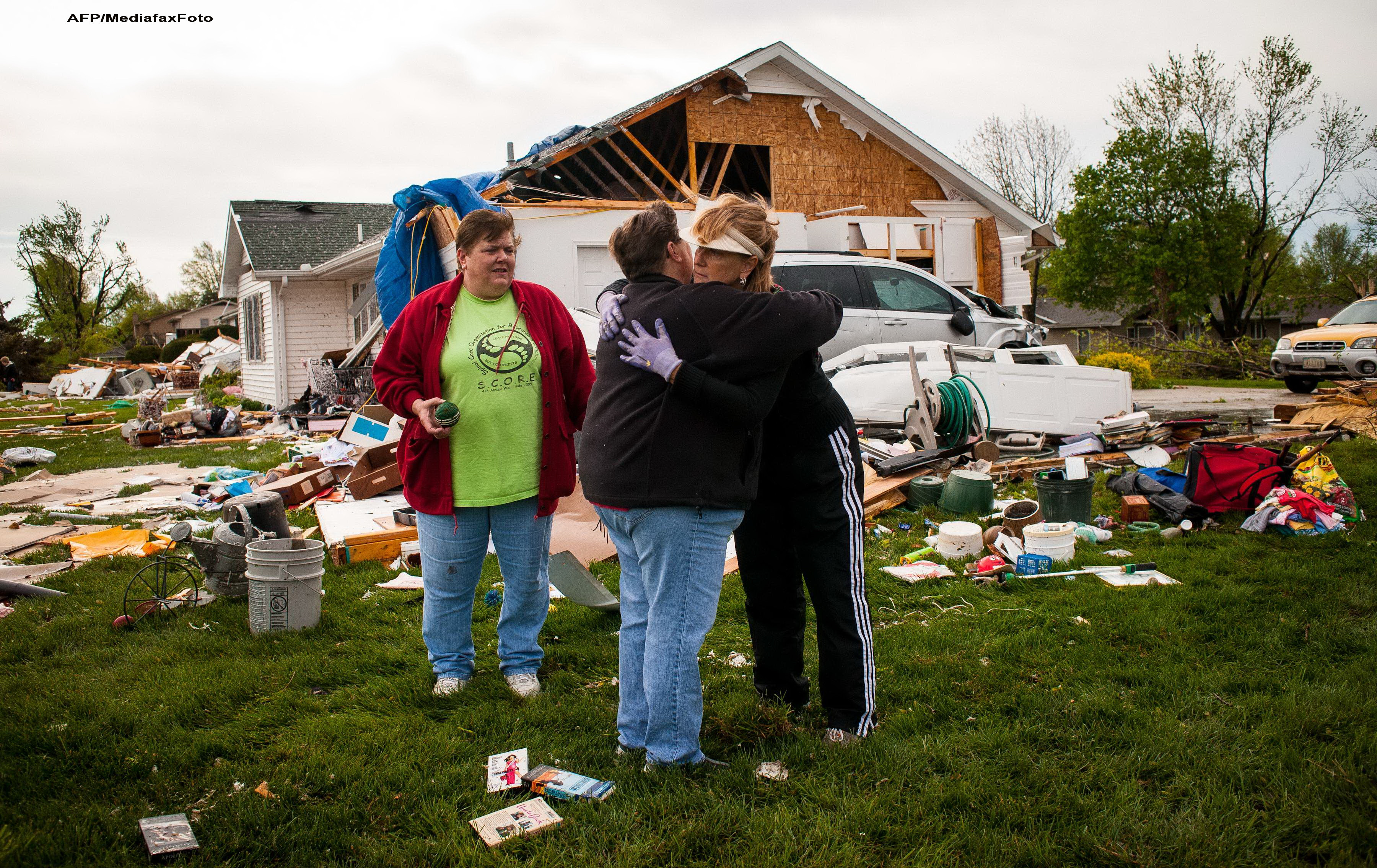 A stat in mijlocul a doua TORNADE, dar traieste. Povestea femeii care a scapat de moarte de doua ori