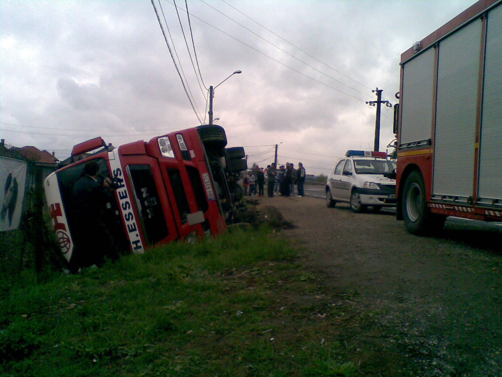 Un tir incarcat cu peste 40 de tone de ciocolata s-a rasturnat la iesire din Orastie