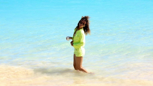 Cum arata o zi perfecta cu Rihanna la plaja