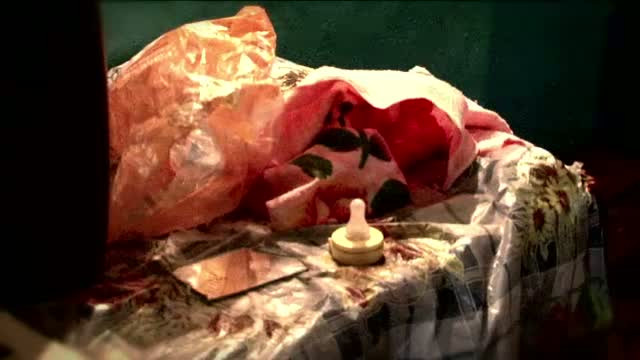 O familie din Vaslui isi bate joc de darul vietii. Le-a murit al treilea copil. Ei erau la carciuma