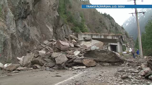 Fotografii si-au riscat viata pentru o poza cu Transfagarasanul blocat. Ploua cu galeata in Sud