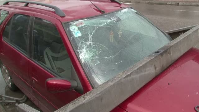 O femeie care a parcat neregulamentar, aproape de infarct. Macaraua s-a rupt peste masina ei