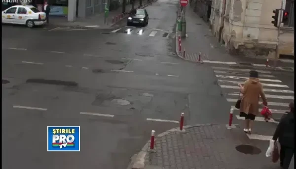 O femeie a scapat cu viata dupa ce doua masini s-au ciocnit in fata ei. MOMENTUL IMPACTULUI AICI