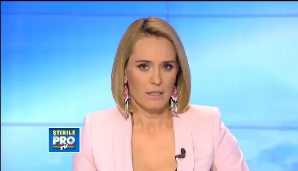 O femeie care a parcat neregulamentar, aproape de infarct. Macaraua s-a rupt peste masina ei