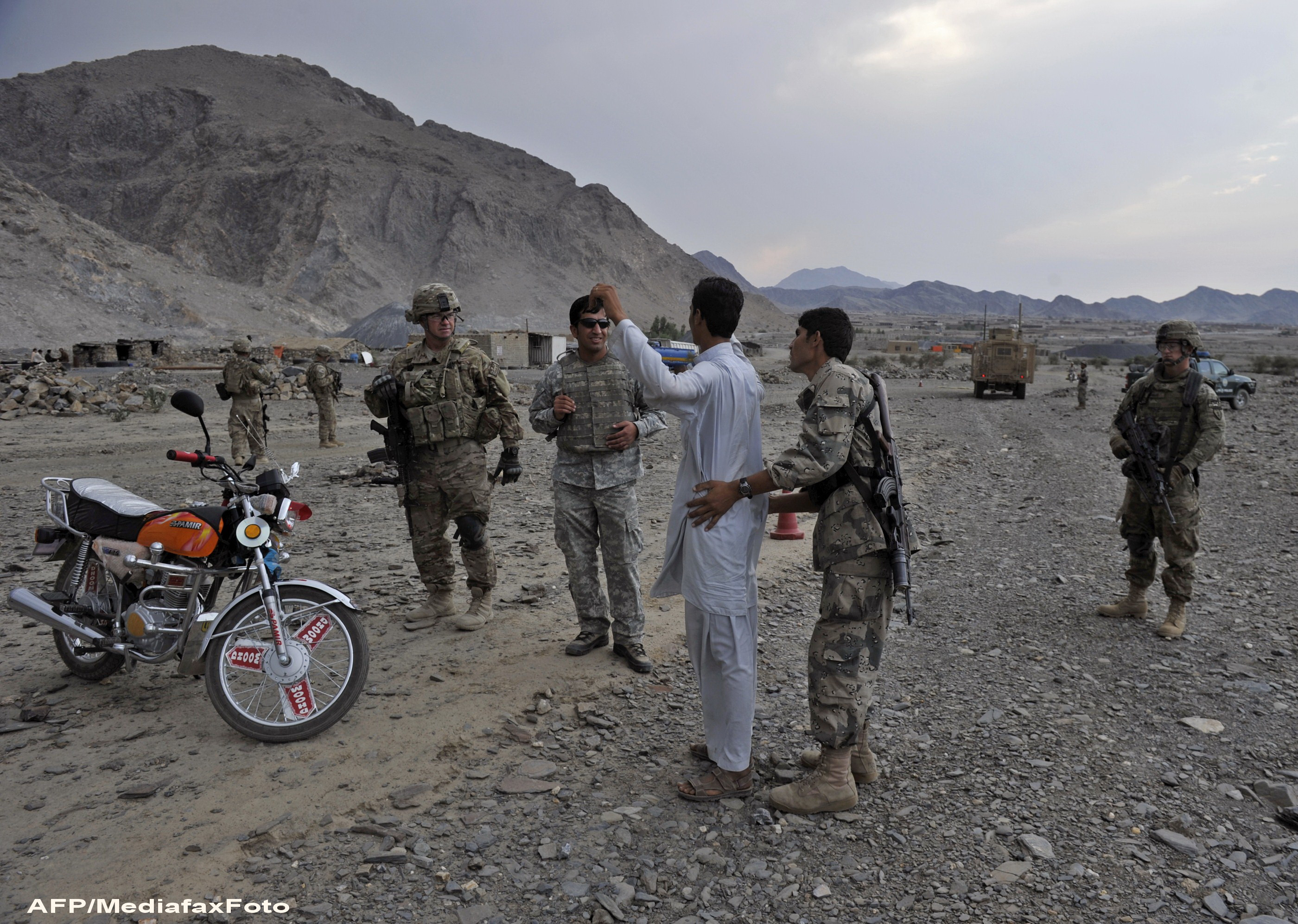 Incredibil. Un comandant taliban s-a predat ca sa ia recompensa promisa pentru arestarea LUI