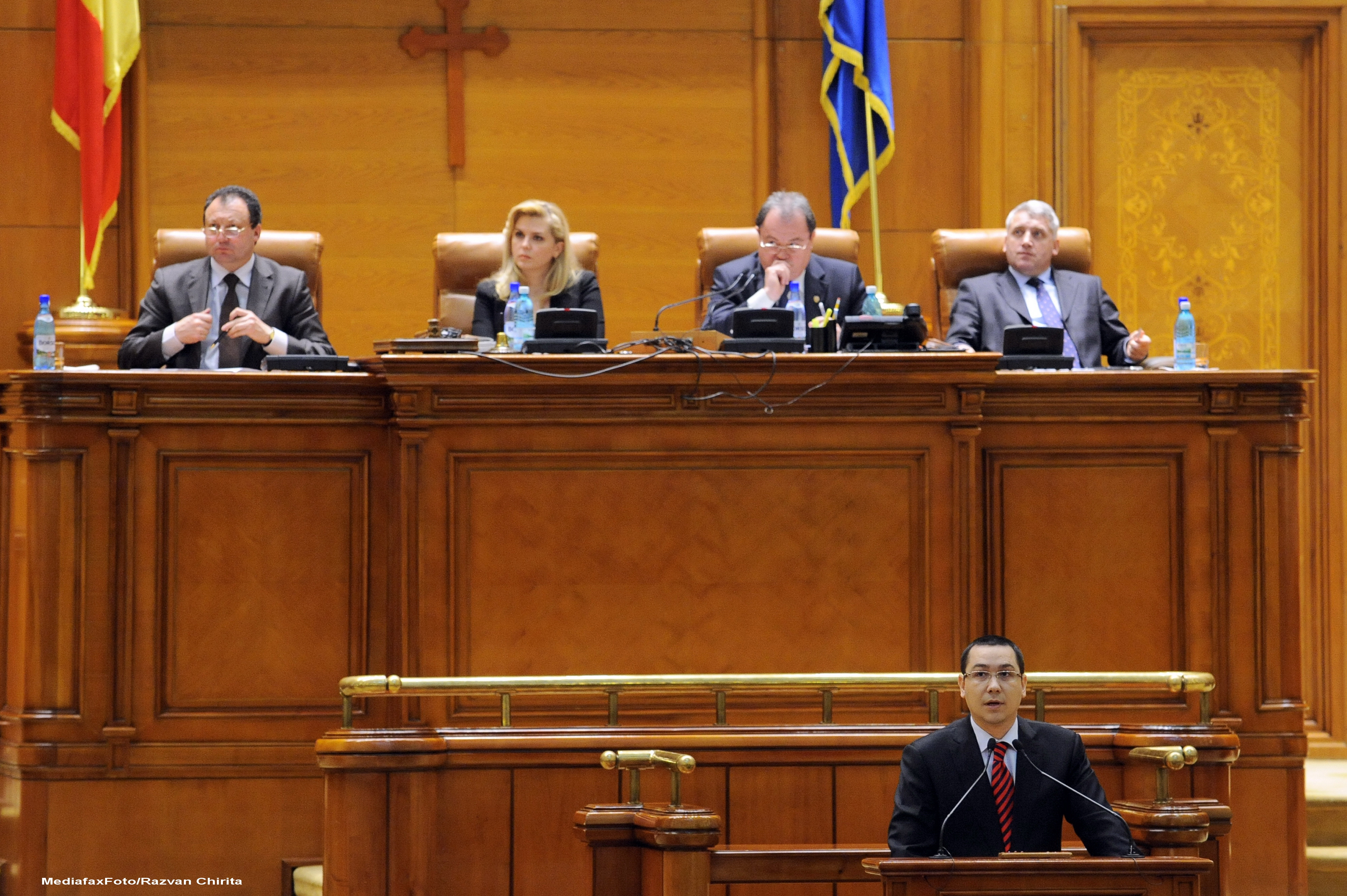 Ponta cauta in tabara adversa 7 voturi pentru motiune. "Nu va bateti joc de cei care v-au ales"