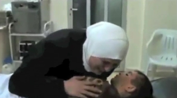 Ororile luptelor din Siria. O mama, fortata de soldati sa aleaga care dintre fiii ei sa moara