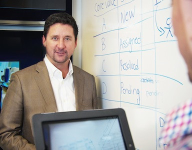 Compania in care nu exista birouri, angajatii nu folosesc e-mailul, iar peretii "vorbesc"