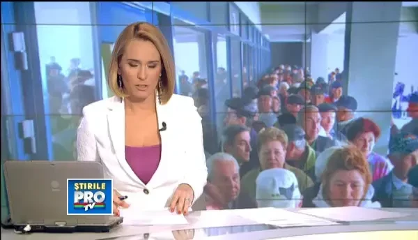 Sute de pensionari s-au calcat in picioare in fata tribunalului Arges. Vor sa dea statul in judecata