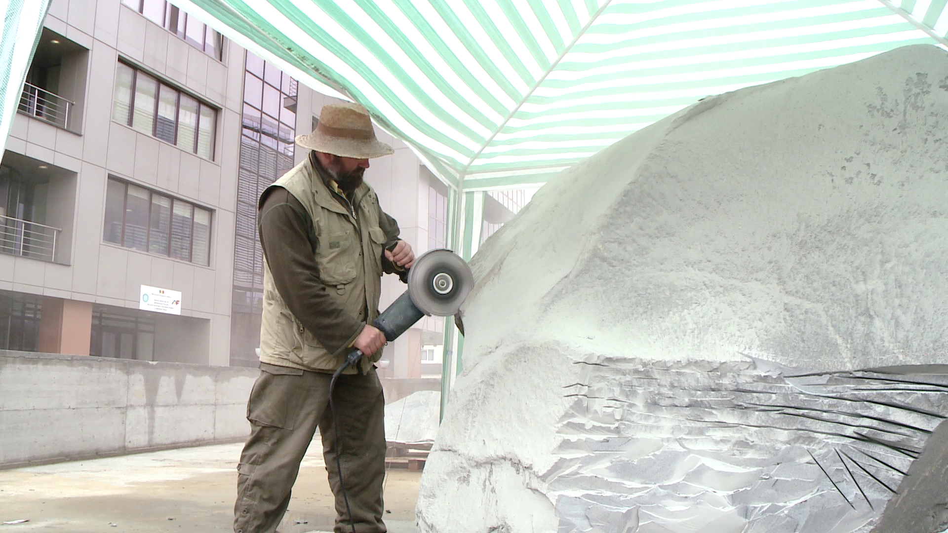 Arta cu greutate. Blocuri imense de piatra se transforma in opere de arta sub mainile sculptorilor