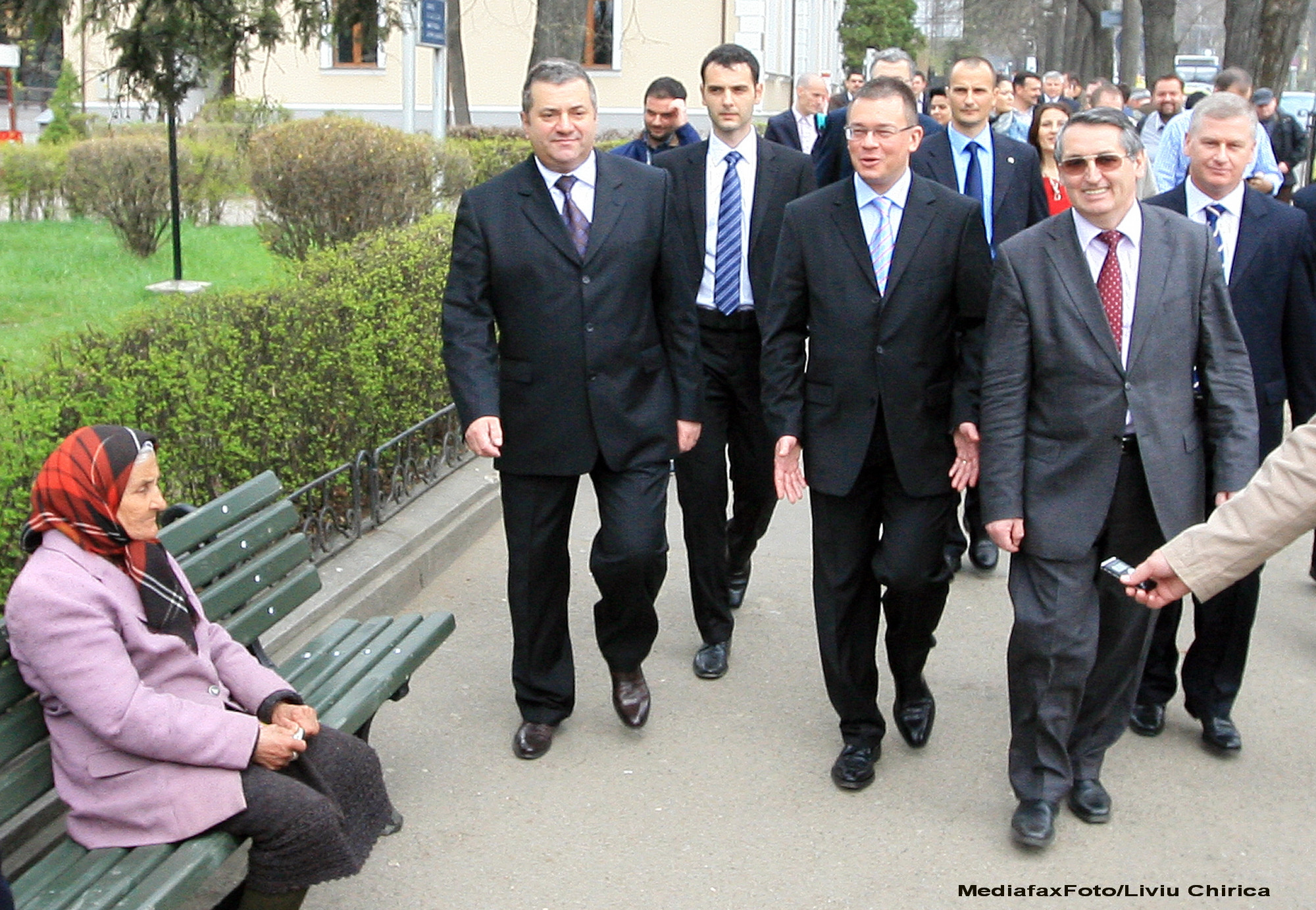 Premierul Ungureanu a plecat in "turneu" pe la partidele aliate, inainte de motiunea de cenzura