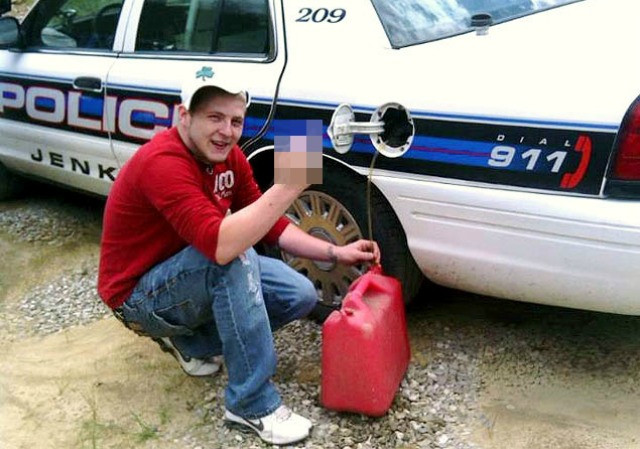 FOTO. A fost arestat dupa ce a furat benzina din masina politiei si a publicat poza pe Facebook
