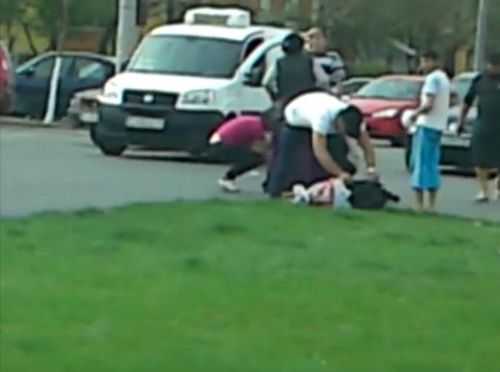 Imagini revoltatoare la Craiova. O femeie lovita de masina este jefuita apoi de martori. VIDEO