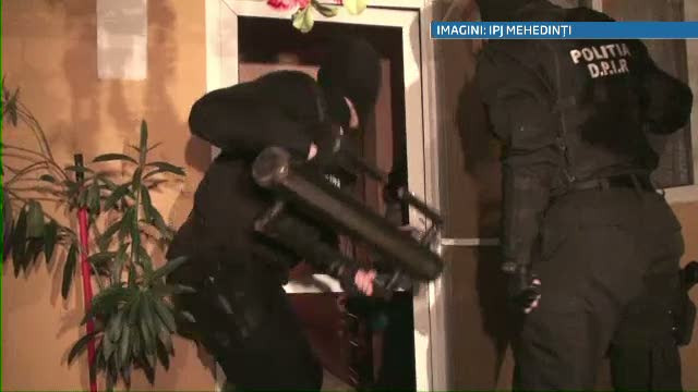 Palatele tiganesti din Strehaia, vizitate de mascati. Cum au pagubit suspectii statul cu 1 mil. euro