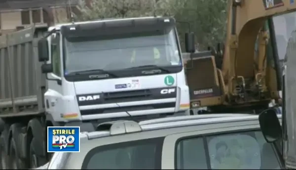 Strivit de masina. Un barbat e in stare critica dupa ce masina la care lucra a cazut pe el