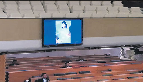 Imagini cu o femeie dezbracata au intrerupt o sedinta din Parlamentul Thailandei