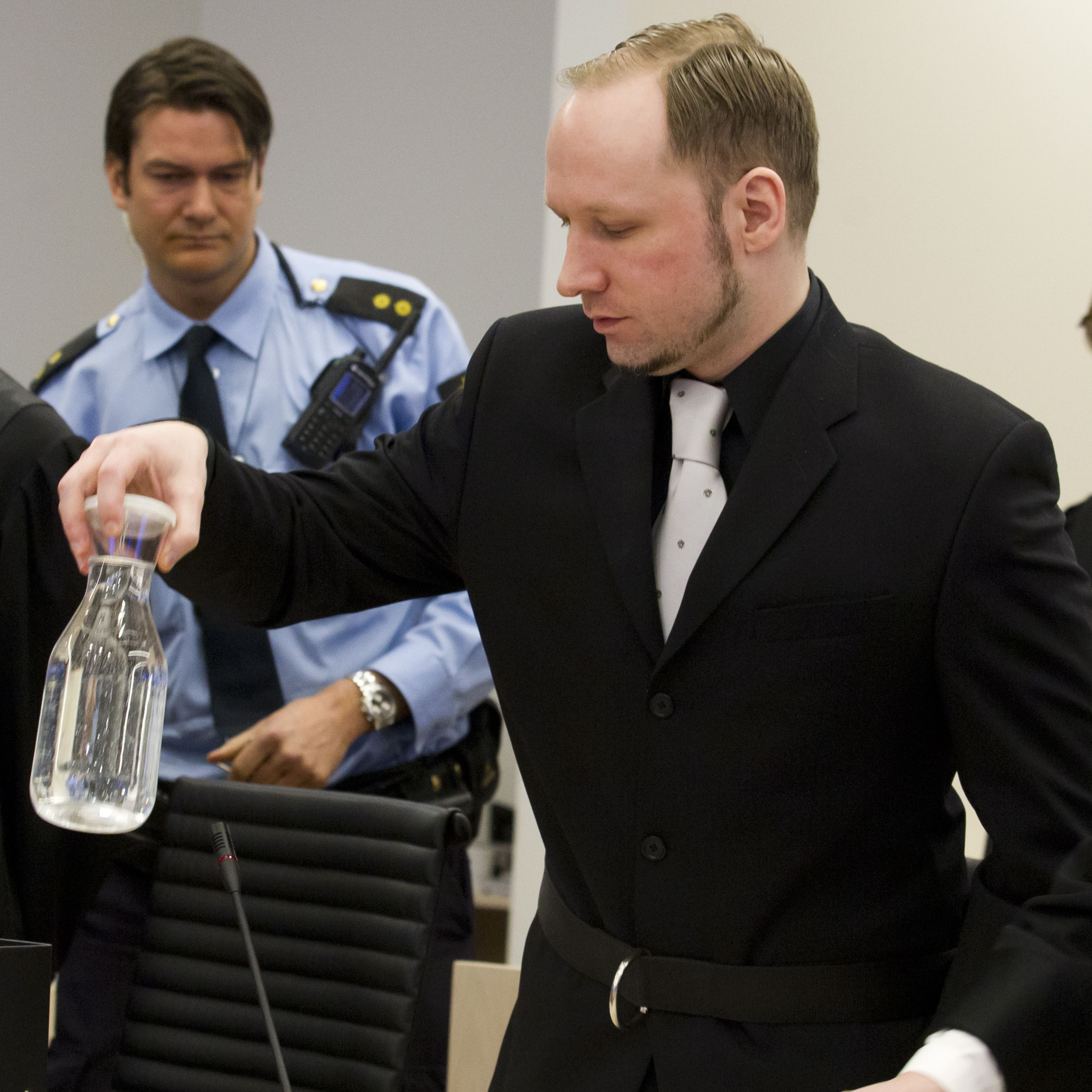 Breivik a povestit IN DETALIU cele 77 de crime. "Unii se prefaceau ca au murit si ii impuscam iar"