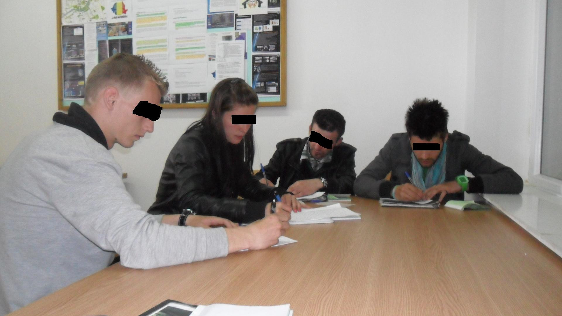 Patru tineri sunt suspectati de inselaciune. Cereau bani pentru un caz social,in centrul Timisoarei