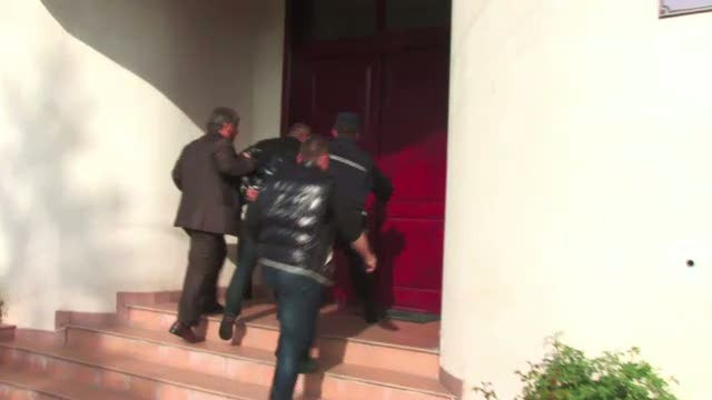 Si-au fortat norocul si s-au ars, un grup de sase hoti au prinsi intr-o parcare