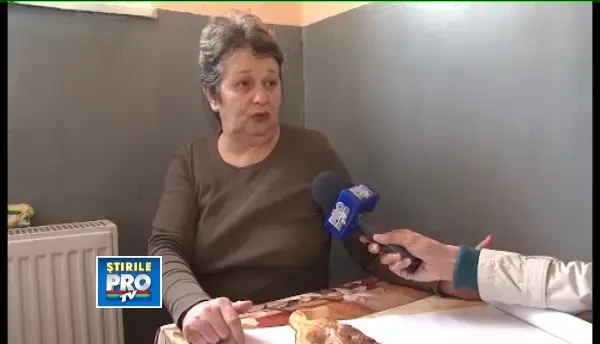 Carne afumata, plina de viermi, intr-o carmangerie din Alba