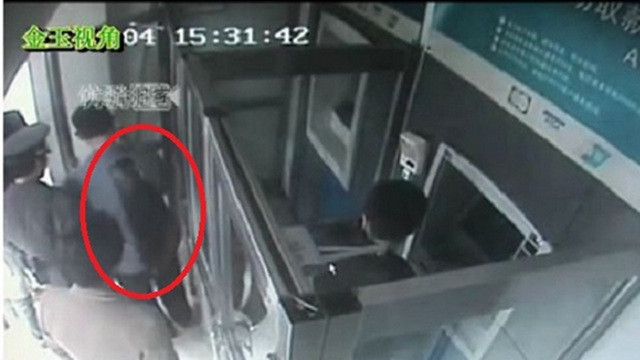 Injunghiat in spate pentru ca nu a stat la coada la bancomat. VIDEO socant