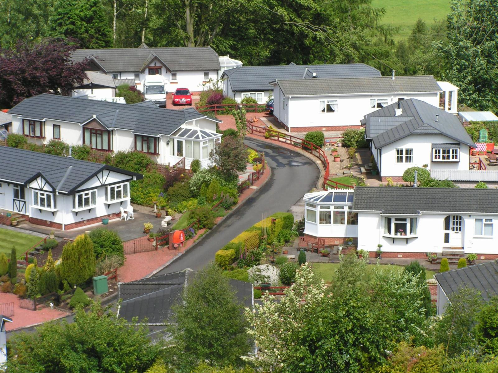 Conac vandut la pachet cu satul in care se afla. L-a luat cu 2.000 de euro, il da cu 2 milioane FOTO