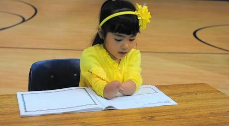 Stirea la care a plans toata planeta. O fetita fara maini a castigat un concurs de caligrafie. VIDEO