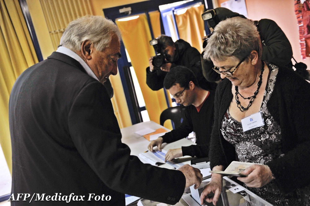 Omul care ar fi trebuit sa se voteze pe el insusi a mers la urne, anonim, langa Paris