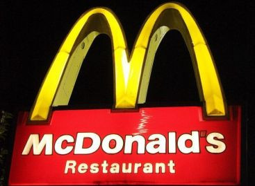 "O sa muncesc pana o sa cad lat". Povestea celui mai in varsta angajat al McDonald’s