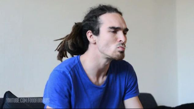 Milioane de oameni, oripilati de ce au vazut pe YouTube. Ce obicei groaznic are acest barbat. VIDEO