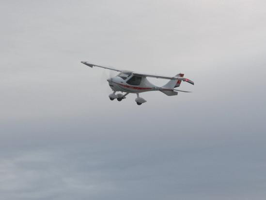 Avion danez aterizat fortat intr-o curte din Magulicea. Cum au primit satenii oaspetii din cer