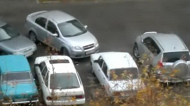 VIDEO. Metoda INCREDIBILA. Cum isi scoate masina din parcare dupa ce a fost blocat de "smecheri"