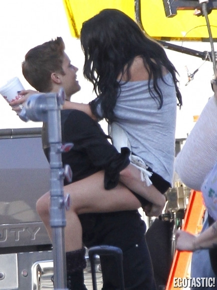 Gesturi indecente in plina strada. Doua mega-vedete, surprinse in ipostaze intime de paparazzi