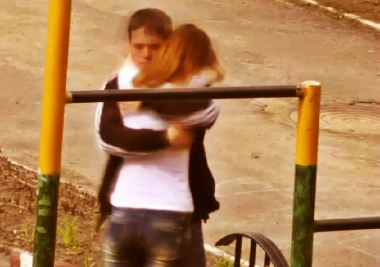 Ce face un elev de liceu ca sa-si impresioneze iubita, in parc. VIDEO