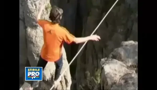 Imaginile care te vor lasa fara cuvinte. Traverseaza canionul din China pe o franghie de 2 cm latime