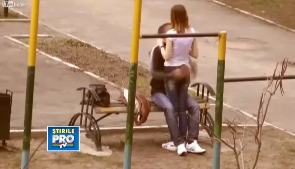 Ce face un elev de liceu ca sa-si impresioneze iubita, in parc