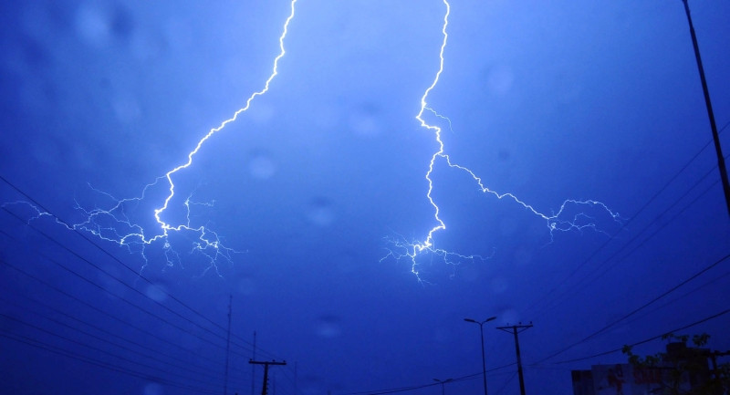 Vremea caniculara aduce furtuni. Codul galben de ploi si vijelii invaluie Vestul tarii