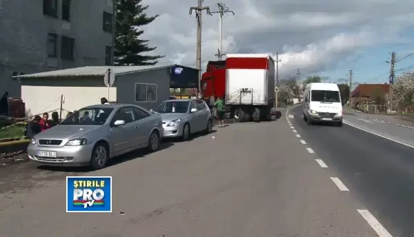 Accident la puterea a sasea. Un TIR a evitat o masina in trafic, dar a facut zob alte autoturisme
