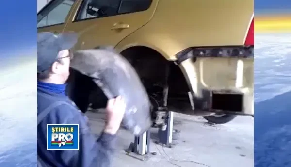 INVENTIVITATE. Vezi cum incerca un contrabandist sa introduca tigari in tara