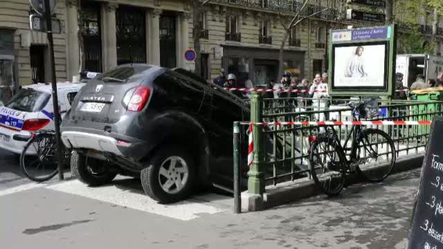 VIDEO. Un francez si-a parcat Dacia Duster direct pe scarile unei statii de metrou din Paris